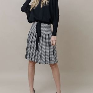 Apparalel hounds tooth pleated skirt 25"